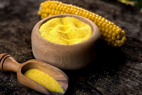 does cornmeal kill weeds