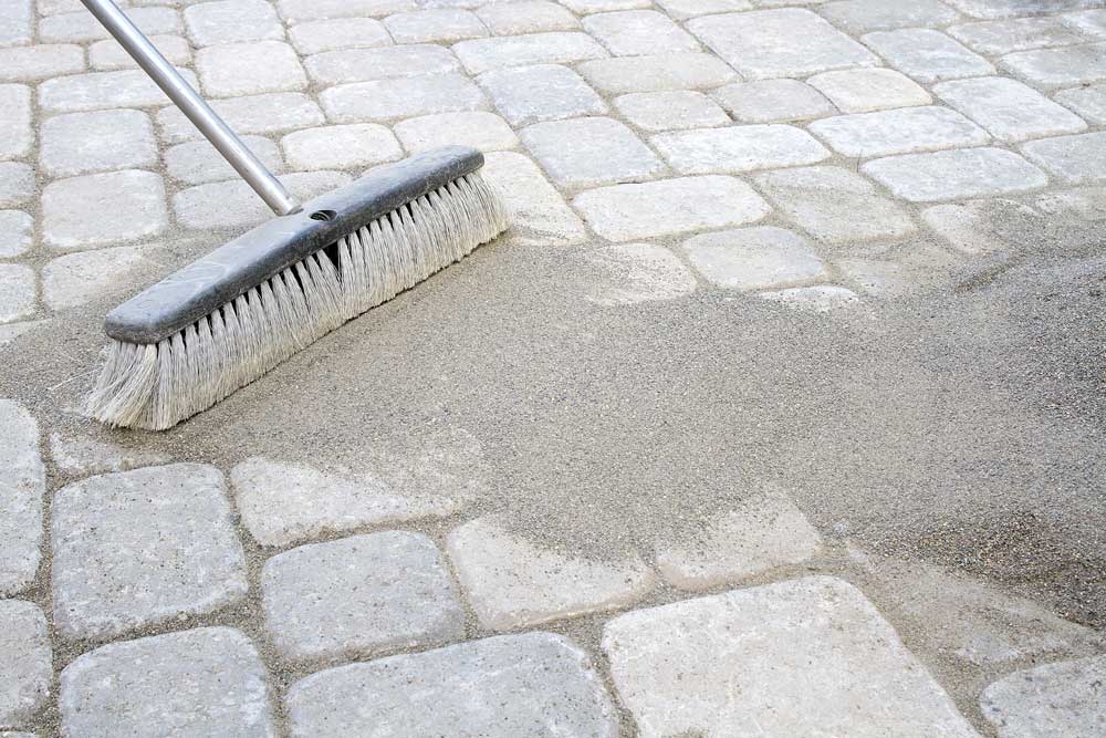 will vinegar kill weeds between pavers